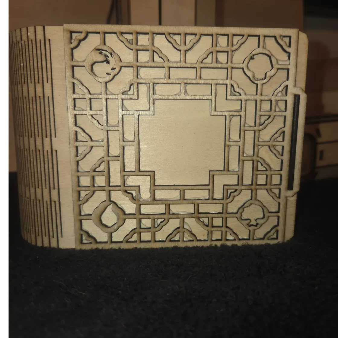 Folding single deck box with side dice storage