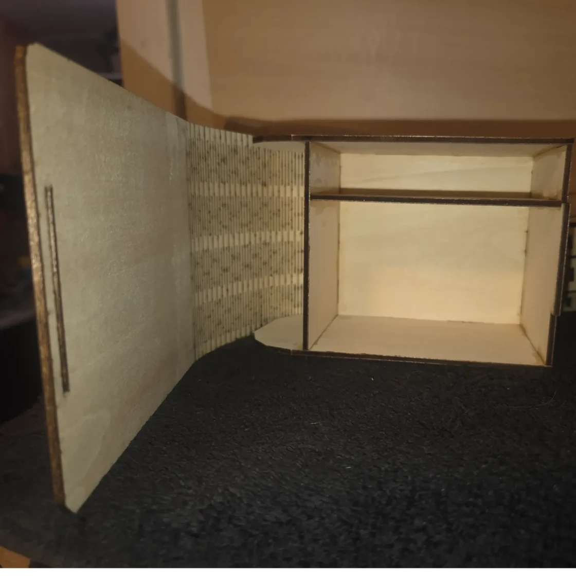 Folding single deck box with side dice storage